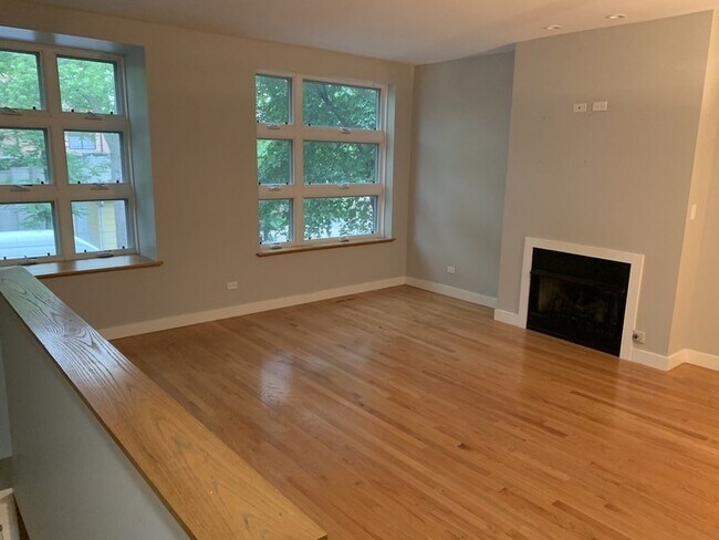 Building Photo - 7215 N Oakley Ave