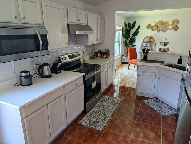 Foto del edificio - Charming Lakefront House - Centrally Located