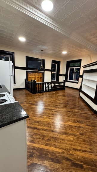 Building Photo - 230 Main St