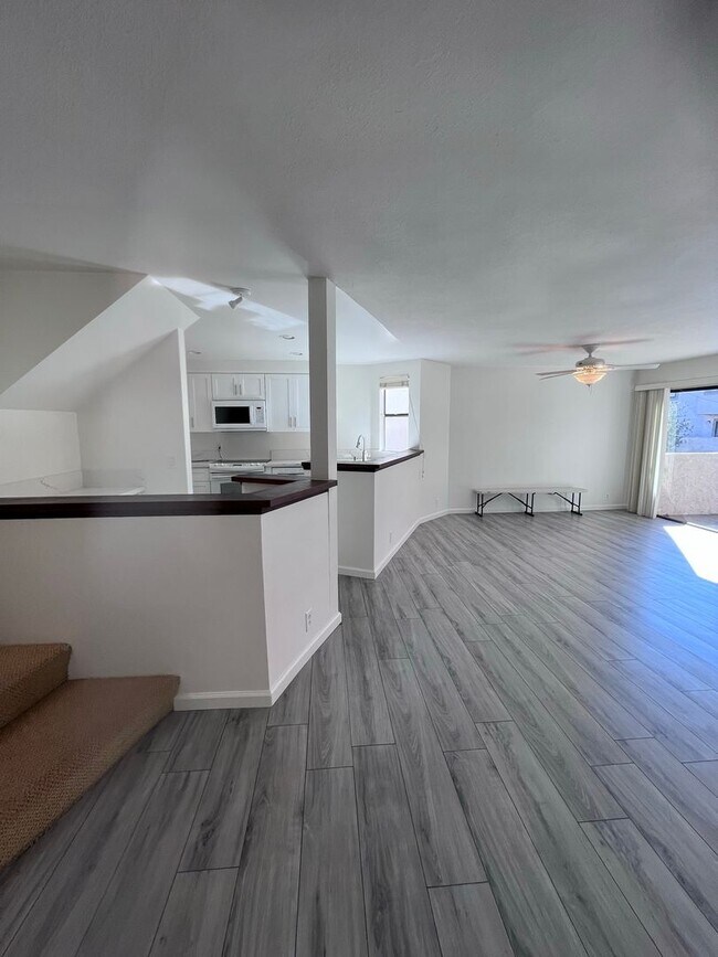 Building Photo - Spacious Two Bedroom, Two and Half Bath To...
