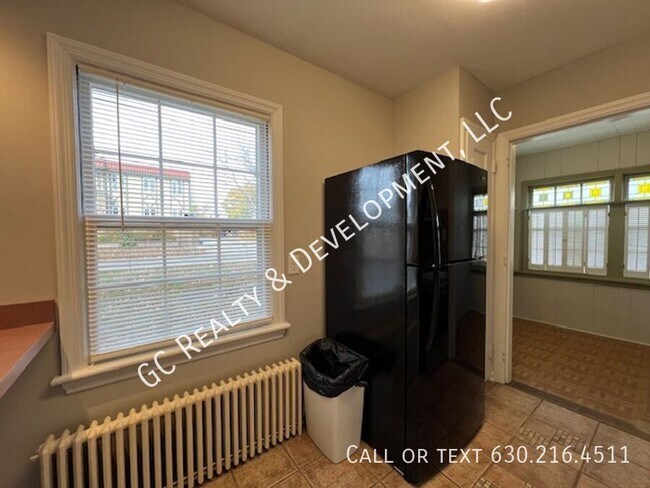 Building Photo - ***WALK TO DOWNTOWN ST. CHARLES / 1BDRM - ...