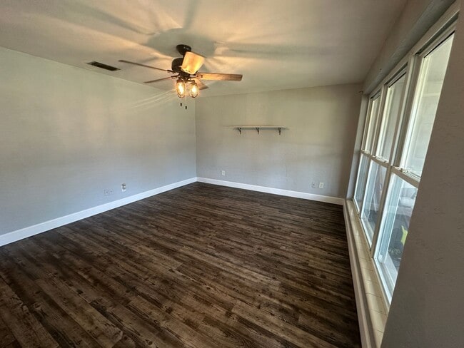 Building Photo - Charming 3 Bedroom Home in Quaint South Da...