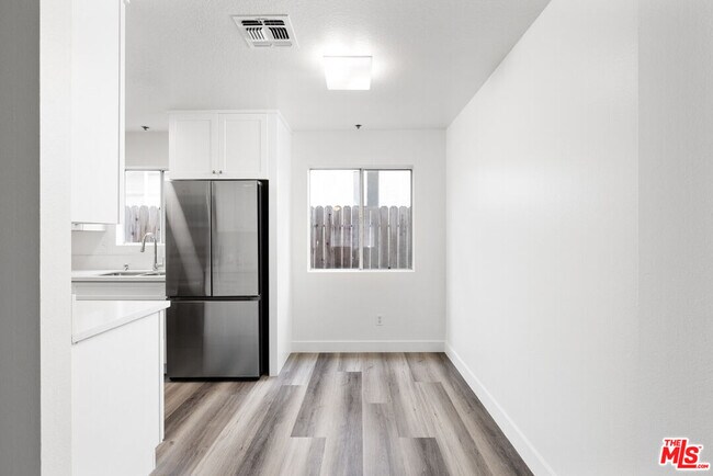 Foto del edificio - 6616 Sylmar Ave