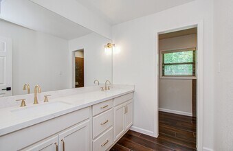 Building Photo - 6930 S Oak Bend Dr
