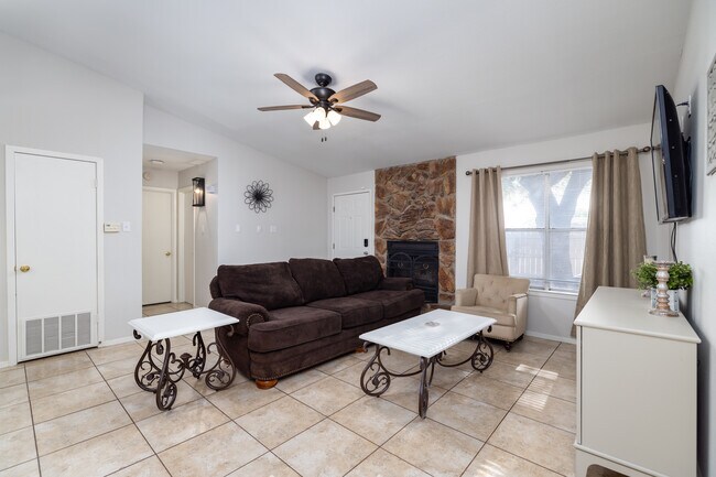 Building Photo - 3801 Green Meadow Dr