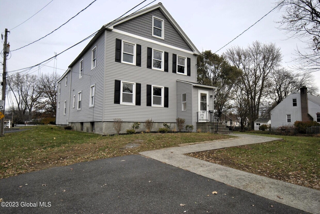 Foto principal - 147 Sand Creek Rd