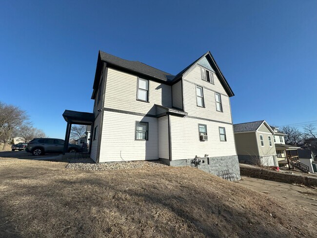 Building Photo - 302 N Spring Ave