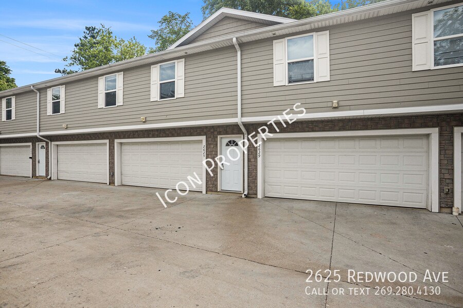 Primary Photo - 5 BEDROOM W/GARAGES FOR THE PRICE OF 4!