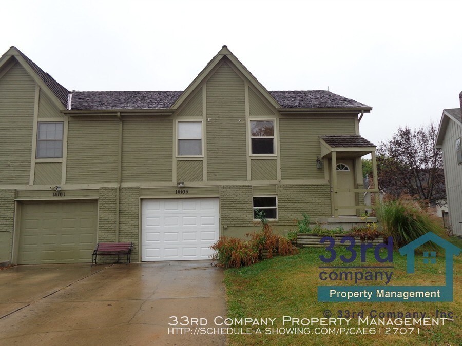 Primary Photo - Spacious townhome with fenced yard!