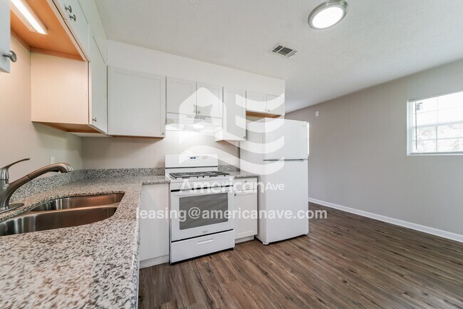 Building Photo - 4222 Sunset Dr