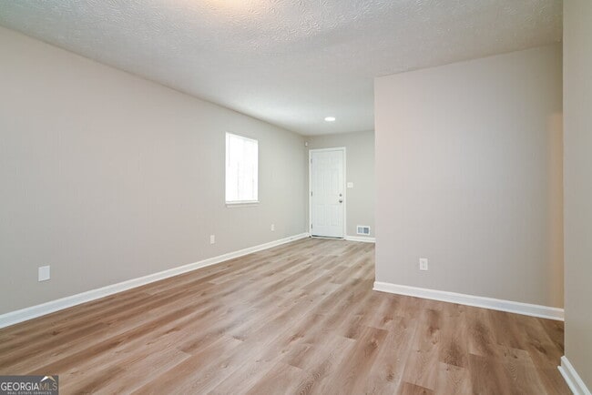 Building Photo - 889 Ralph Rd SE