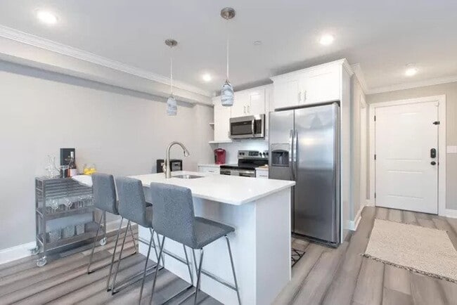 Building Photo - Spacious 2 Bed & 2 Bath Now Available in E...