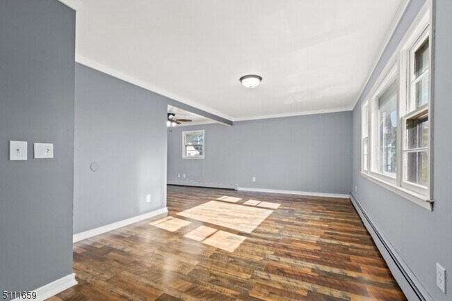 Foto del edificio - 557 E Elm St