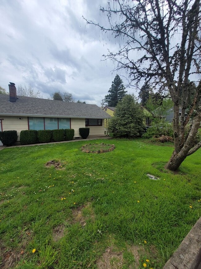 Photo - Charming 3BD/1BA located within walking distance to Friendly/College Hill neighborhood Market of ... House