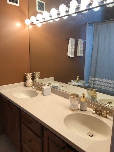 Foto del edificio - 1250 W Van Buren St