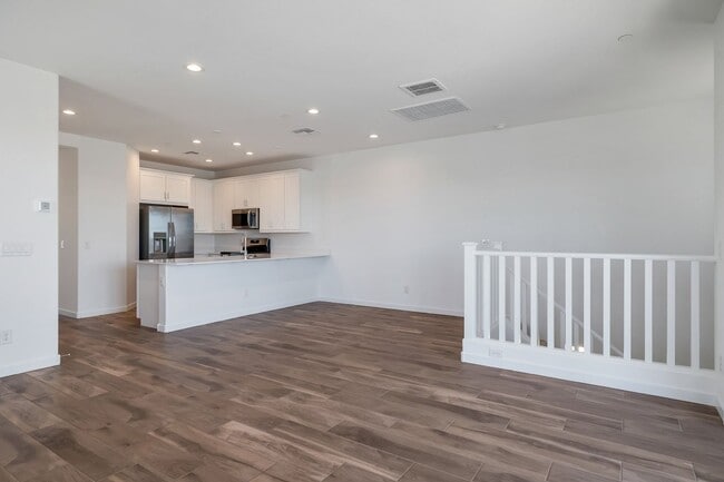 Building Photo - Like Brand New Luxurious Modern 3 Bedroom ...