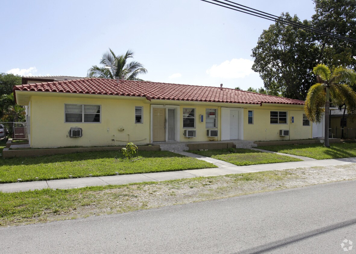 Building Photo - 1200 NE 110th St