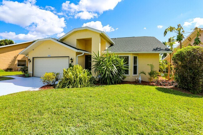 Building Photo - Centrally Located, 7 Miles to Beach, Beaut...