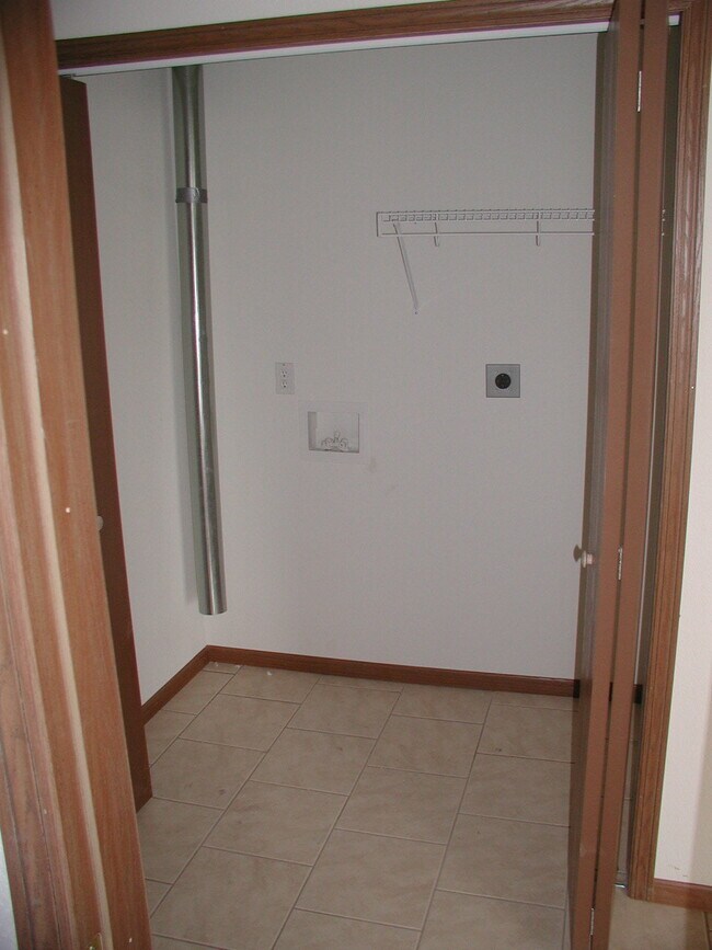 Conexiones para lavadora y secadora - 1022 Augusta Ln