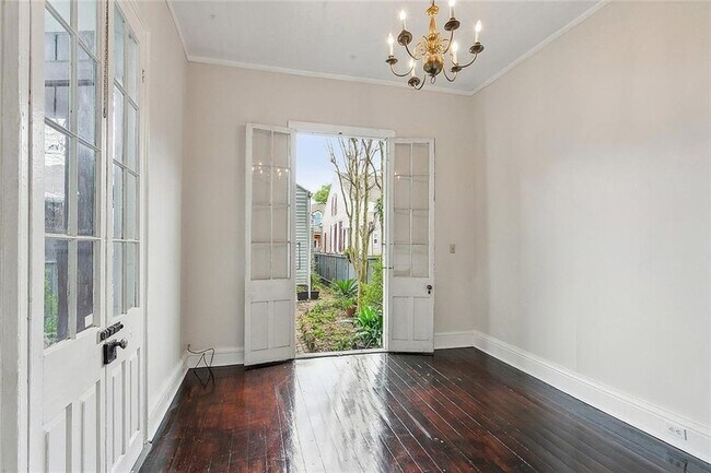 Foto del edificio - 2021 Burgundy St