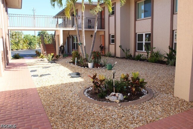 Foto del edificio - 16881 Davis Rd