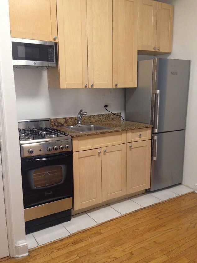 Primary Photo - 213 E 66th St