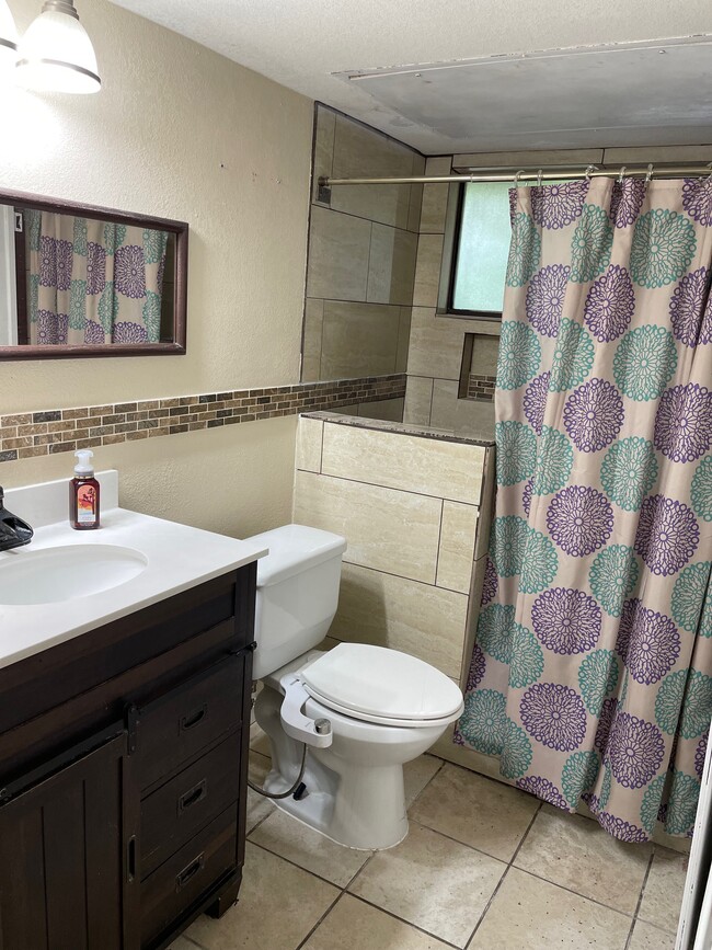 Building Photo - 1015 E Yager Ln