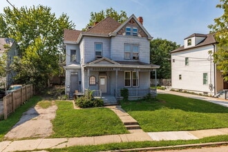 Building Photo - 2047 Lawrence Ave