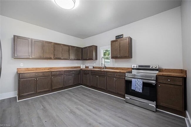 Foto del edificio - 7855 East St