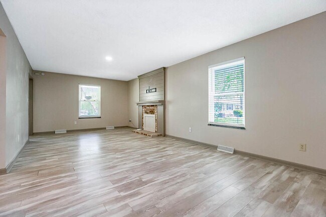 Foto del edificio - Spacious Independence home near Glendale Park | Updated kitchen & hardwood floors