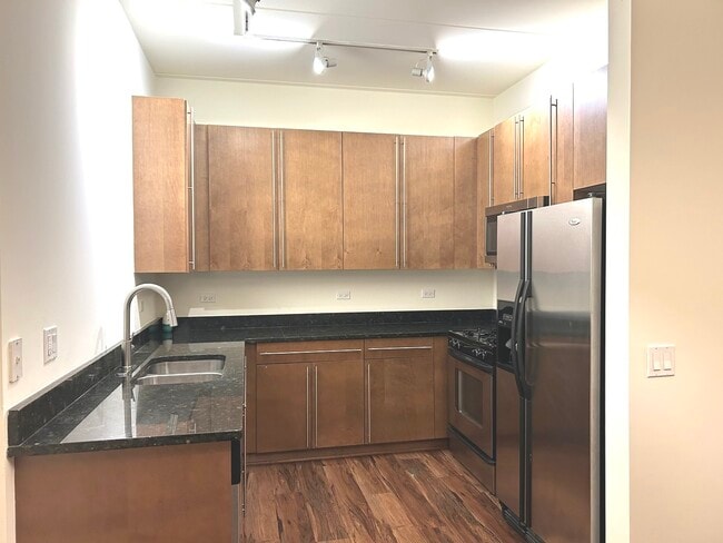 Building Photo - 873 N Larrabee St