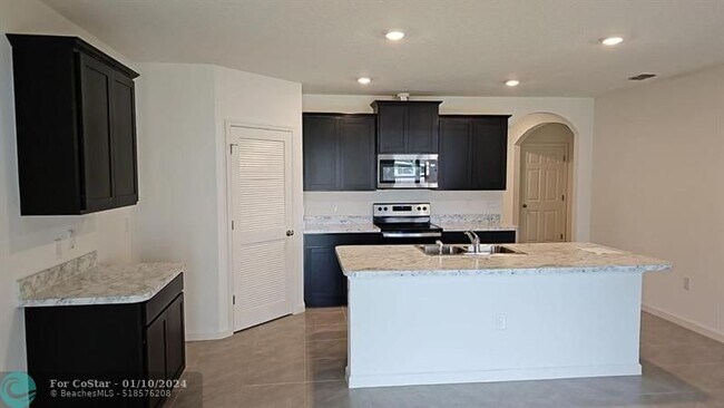 Building Photo - 531 Hamwood St