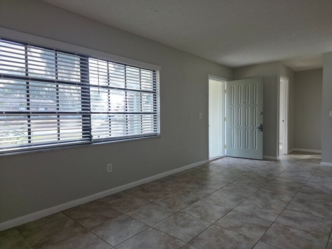 Foto del edificio - Freshly Updated 2/1 House with Garage in Deltona!