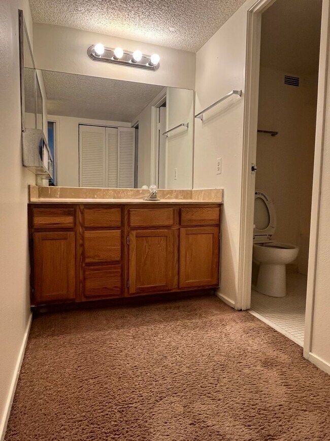 Foto del edificio - 2 Bed, 2 Bath Condo Near UNLV