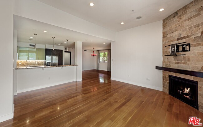 Building Photo - 1304 S Roxbury Dr