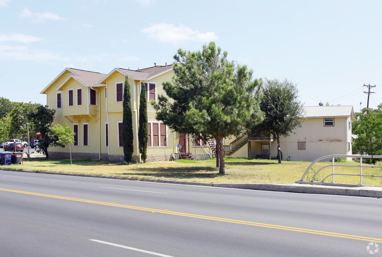 Foto del edificio - 2214-2216 Roosevelt Ave