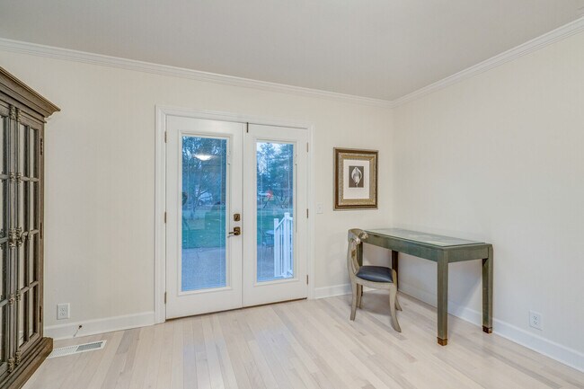 Building Photo - Cottonwood Dr.