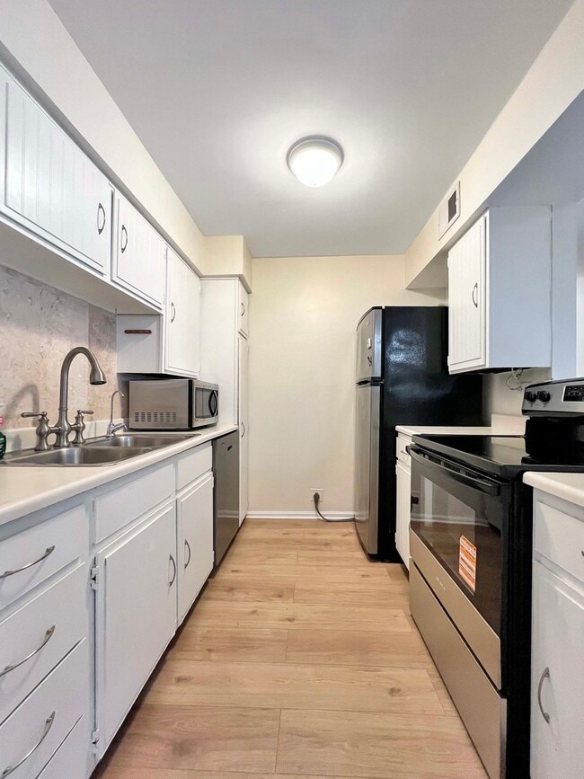 Foto del edificio - 6153 Knoll Way Dr