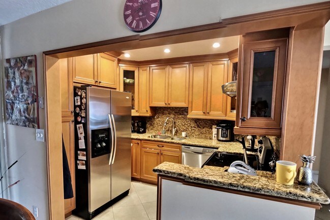 Building Photo - 6215 Bay Club Dr