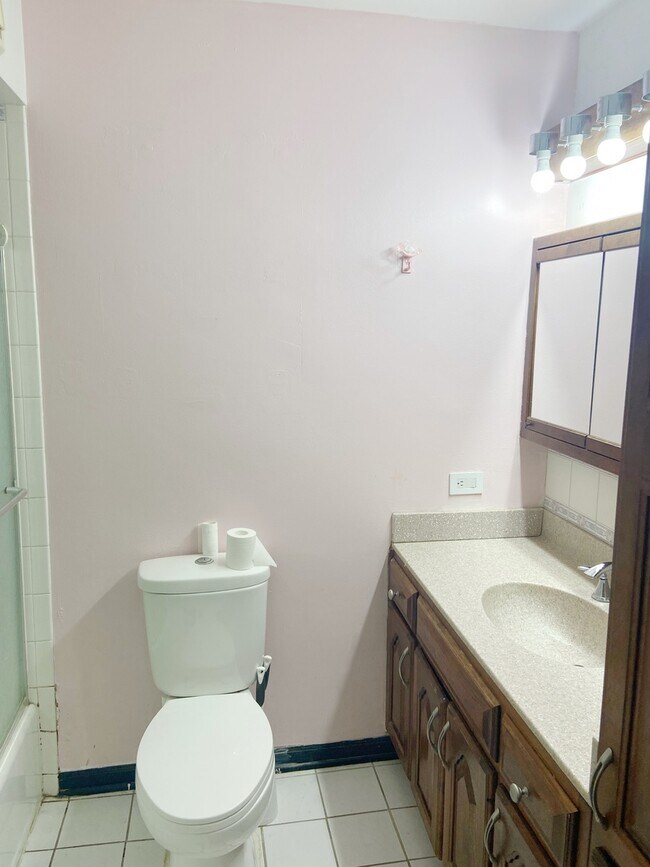 Building Photo - 5538 E Lake Dr