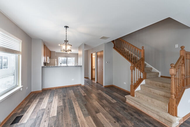 Building Photo - 2431 Roxbury Ln