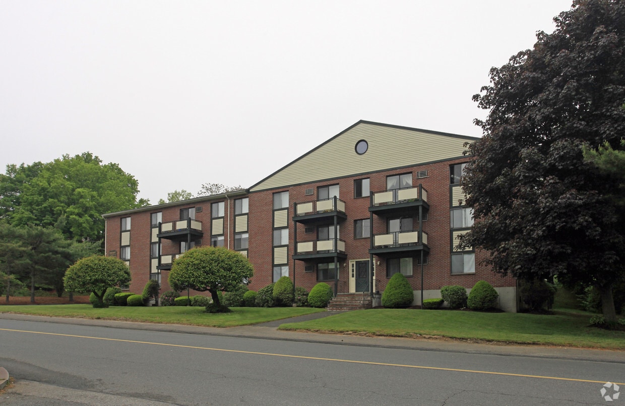 Foxcroft Apartments in Stoneham, MA