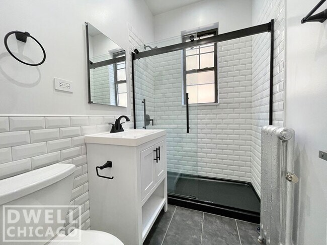 Building Photo - 1625 W Belmont Ave