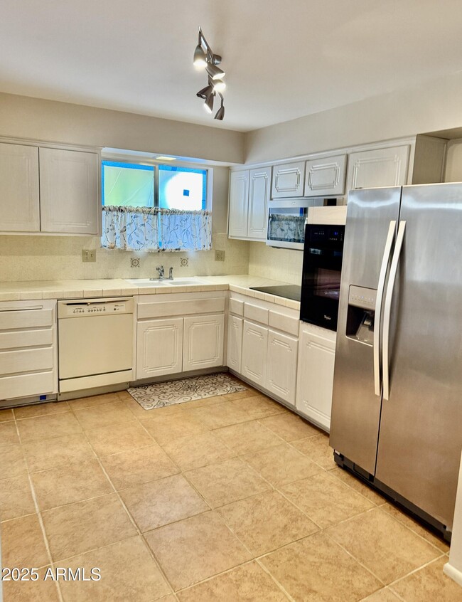 Building Photo - 10008 W Riviera Dr
