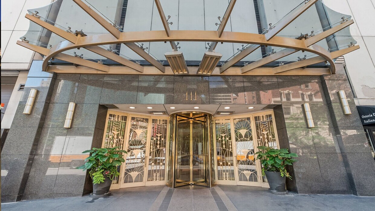 Foto principal - 111 E Chestnut St