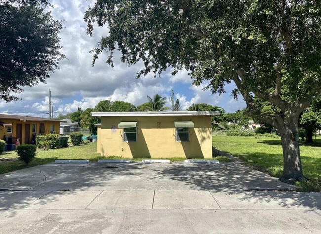 Building Photo - 24 SW 10th Ave