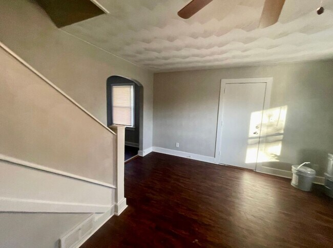 Foto del edificio - Renovated 4 Bedroom 2 full bath Single Fam...