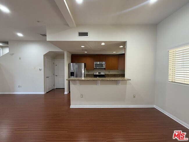 Foto del edificio - 15024 Magnolia Blvd