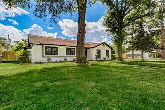 Building Photo - 9923 Emnora Ln