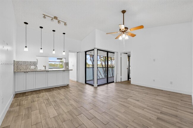 Building Photo - 889 Hamilton Dr